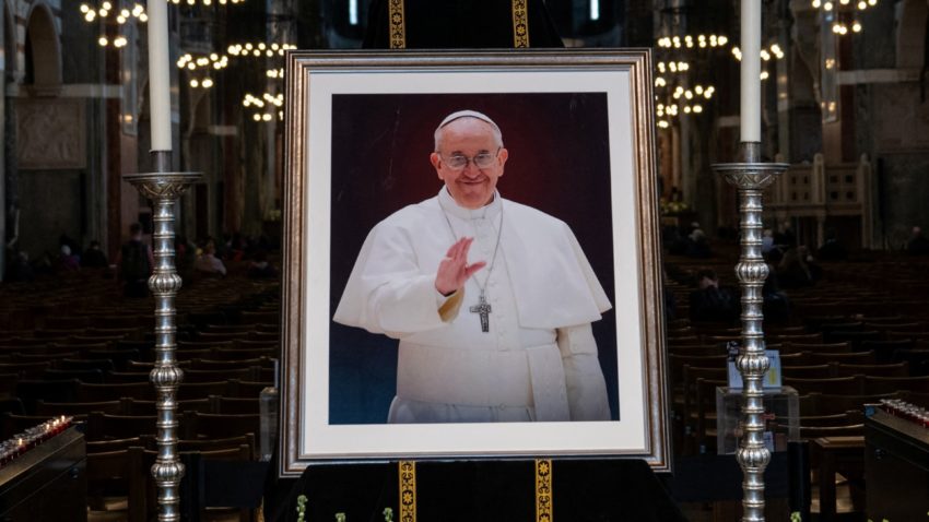 Funeralii Papa Francisc – Guvernul discută joi un proiect privind declararea în 26 aprilie a unei zile de doliu naţional