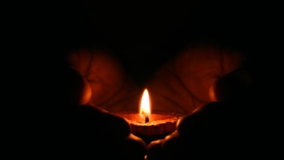 Sfânta Lumină – adusă în România, sâmbătă seara, de la Ierusalim