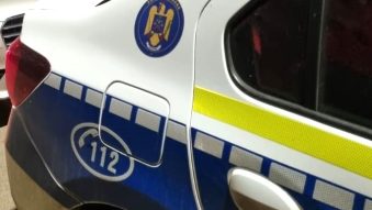 CONSTANȚA: Tânără agresivă dusă la spital de polițiști, după ce a lovit o femeie pe stradă