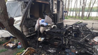 FOTO/Județul CONSTANȚA: Rulotă cuprinsă de flăcări. Două persoane au fost rănite grav