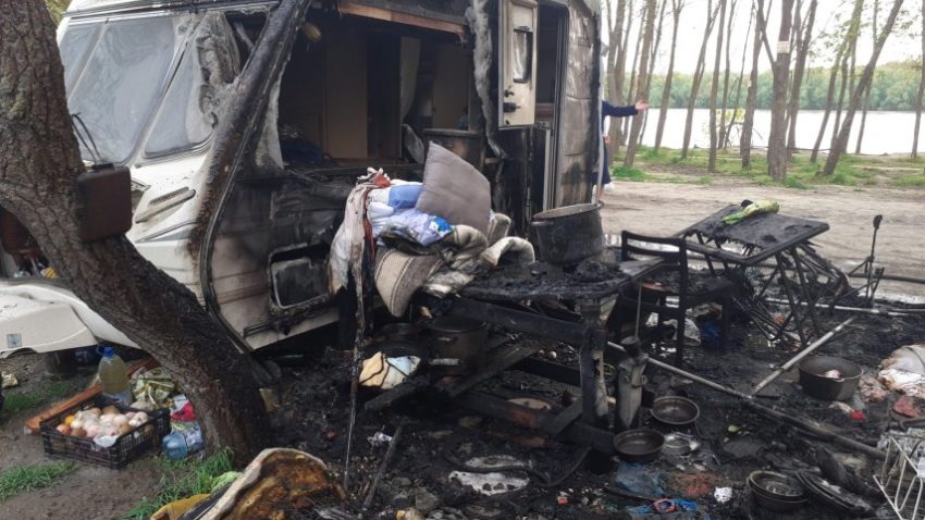 FOTO/Județul CONSTANȚA: Rulotă cuprinsă de flăcări. Două persoane au fost rănite grav