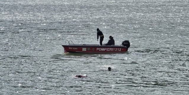 Barcă pescărească, răsturnată în Dunăre, la Vadu Oii