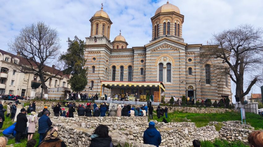 Zeci de constănțeni au participat la Slujba de Florii de la Catedrala „Sfinții Apostoli Petru și Pavel”
