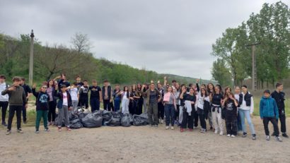 TULCEA: Elevii și cadrele didactice de la Liceul Teoretic “Ion Creangă” au curățat zona Satului Pescăresc și traseul de mountain bike Bididia