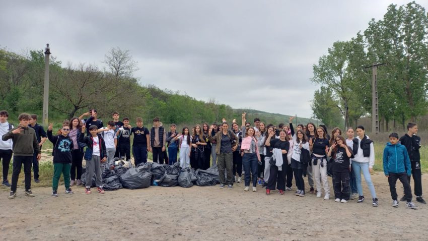 TULCEA: Elevii și cadrele didactice de la Liceul Teoretic “Ion Creangă” au curățat zona Satului Pescăresc și traseul de mountain bike Bididia