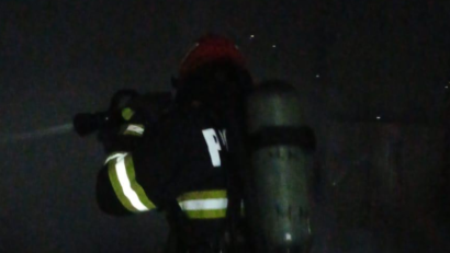 TULCEA: Incendiu puternic la un depozit de panouri fotovoltaice
