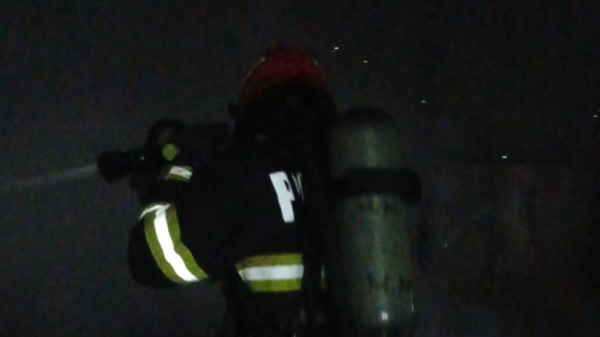TULCEA: Incendiu puternic la un depozit de panouri fotovoltaice