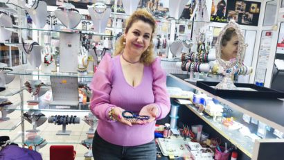 AUDIO | Inspirată de vorbele străbunicului său, o constănțeancă a schimbat macazul vieții și, la 40 de ani, a devenit creatoare de bijuterii handmade