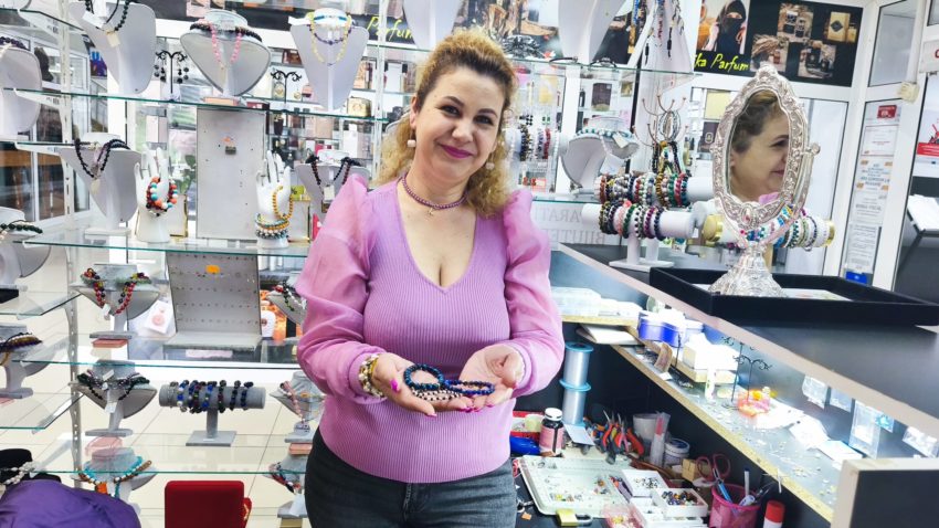 AUDIO | Inspirată de vorbele străbunicului său, o constănțeancă a schimbat macazul vieții și, la 40 de ani, a devenit creatoare de bijuterii handmade
