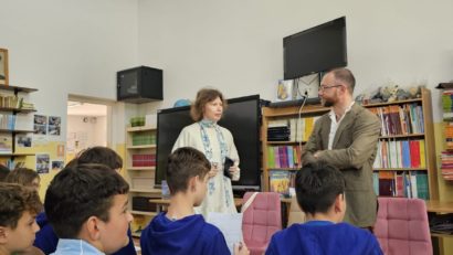 “Lectura este în primul rând bucurie” – Scriitorul Cătălin Pavel în dialog cu elevii școlilor din Corbu
