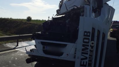 Accident rutier între două TIR-uri pe Autostrada A2. O persoană este încarcerată