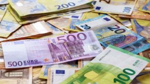 Leul s-a depreciat marți în raport cu euro și dolarul american