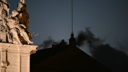Fum negru la Vatican. Votul pentru noul Suveran Pontif se reia astăzi