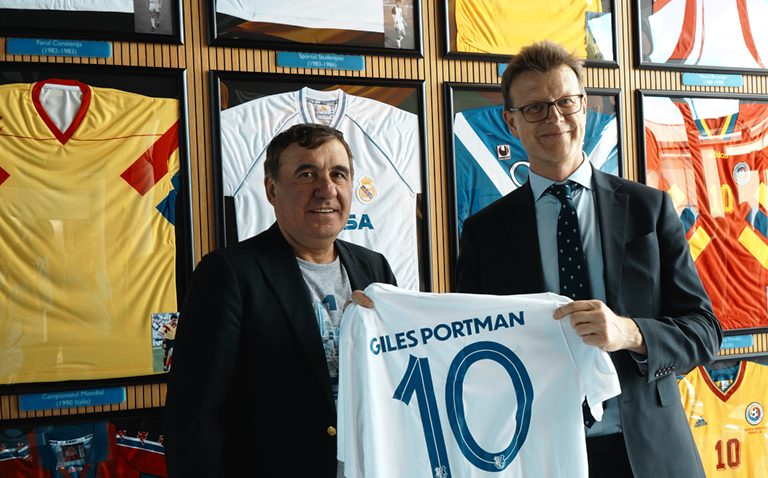 Ambasadorul Marii Britanii la București a vizitat Academia Hagi și Clubul Farul
