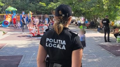 CONSTANȚA: Tineri filmați în timp ce vandalizează bicicletele de închiriat și  mobilierul unui loc de joacă