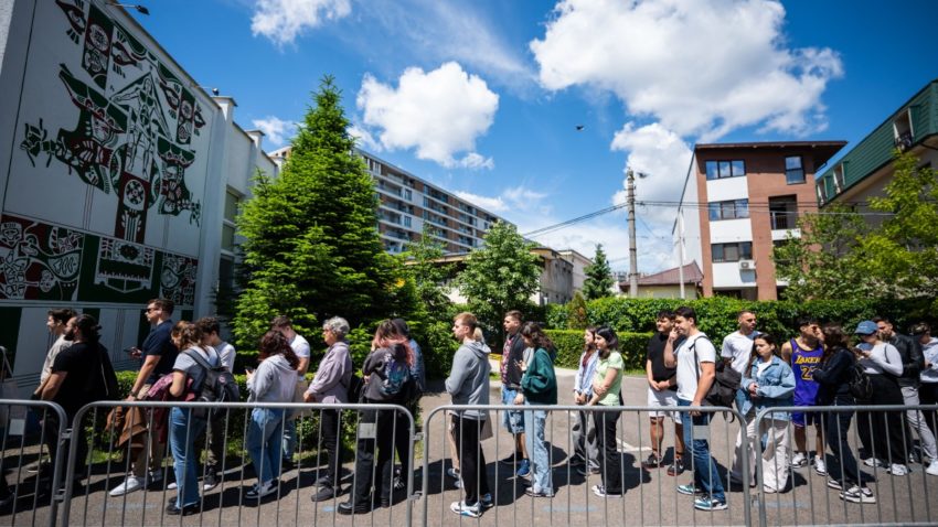 AEP: A fost depăşită prezenţa din primul tur de 53,21%