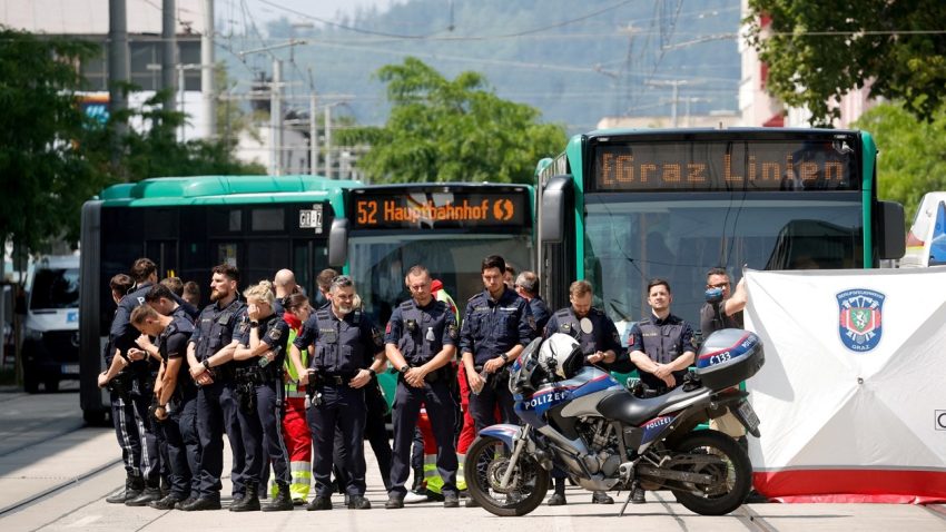 Doi cetățeni români – printre persoanele rănite în atacul armat din Graz