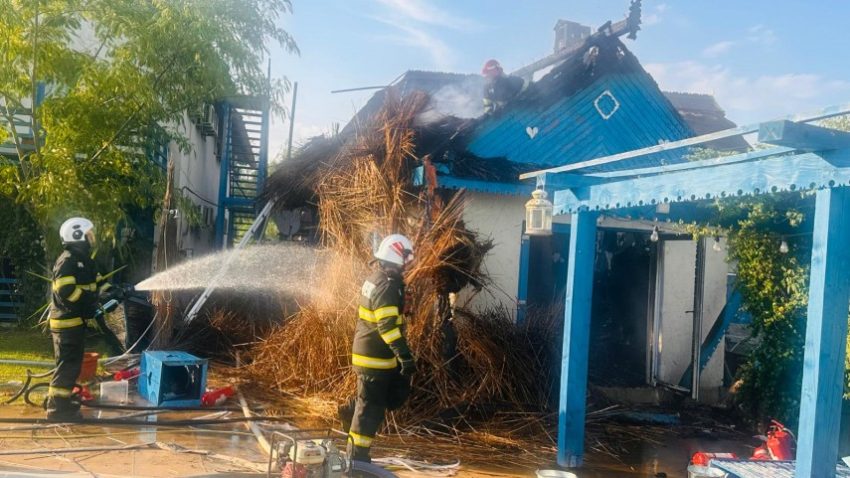 Județul TULCEA/FOTO: Incendiu la o unitate de primire turistică