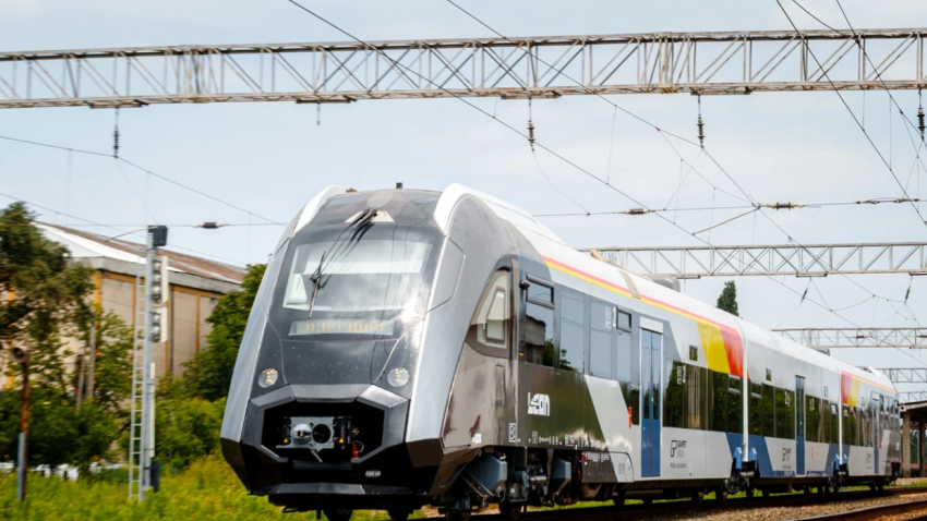 Primul tren fabricat INTEGRAL în România ajunge joi în Bucureşti