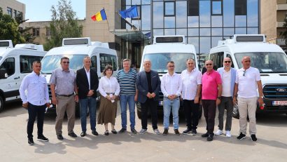 Județul TULCEA: Primele microbuze electrice pentru școli au fost predate beneficiarilor
