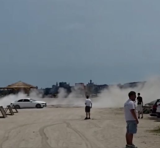 Amenzi de peste 11 mii de lei și două puncte de penalizare pentru un șofer care a făcut drifturi pe plajă