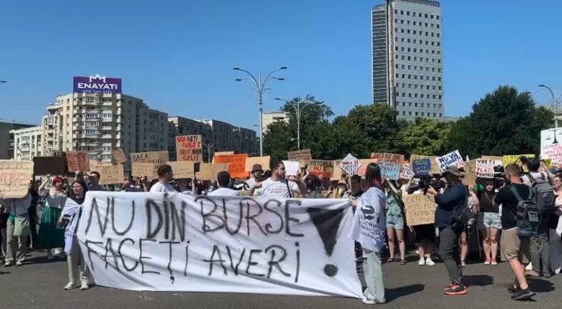 Liceenii constănțeni, membri ai Uniunii Elevilor Reprezentanți, au participat la protestele studenților organizate în fața Guvernului
