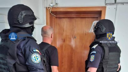 17 mandate de percheziție domiciliară, în județele Constanța, Ialomița și Călărași. Persoanele vizate sunt bănuite de înșelăciune, fals și uz de fals