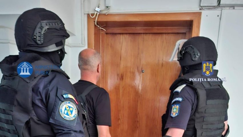 17 mandate de percheziție domiciliară, în județele Constanța, Ialomița și Călărași. Persoanele vizate sunt bănuite de înșelăciune, fals și uz de fals