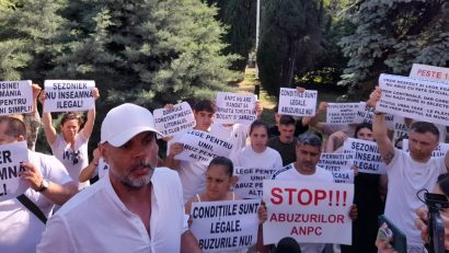 VIDEO | Comercianții de pe litoral protestează în fața Prefecturii Constanța