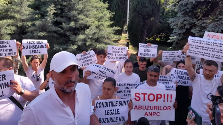 VIDEO | Comercianții de pe litoral protestează în fața Prefecturii Constanța