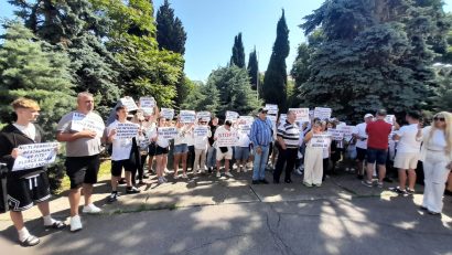 Zeci de comercianți de pe litoral au protestat în fața Prefecturii Constanța