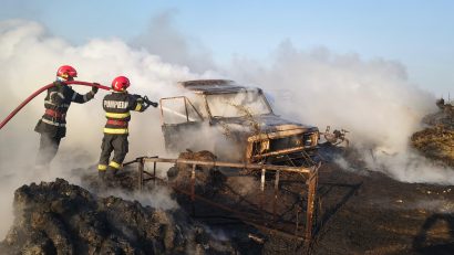 BABADAG: Un incendiu de vegetație a mistuit un autovehicul și amenința mai multe utilaje agricole