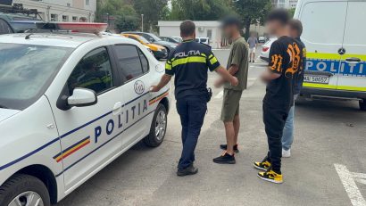 Două persoane, dintre care un minor, reținute de polițiștii constănțeni. Cei doi ar fi bătut un băiat ca să-i ia telefonul