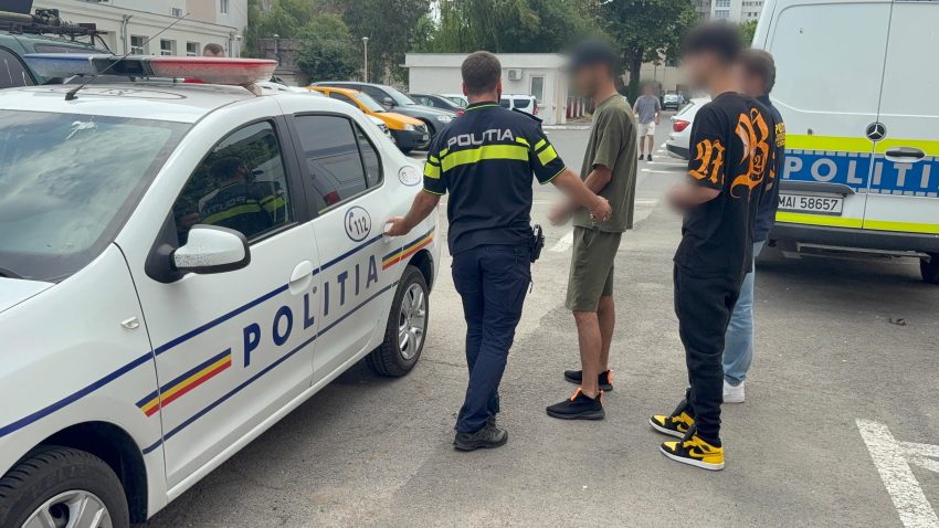 Două persoane, dintre care un minor, reținute de polițiștii constănțeni. Cei doi ar fi bătut un băiat ca să-i ia telefonul