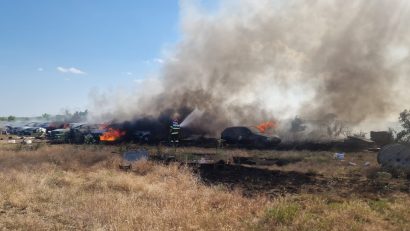 CONSTANȚA: Incendiu extins pe strada Vârful cu Dor. Mai multe autoturisme au luat foc