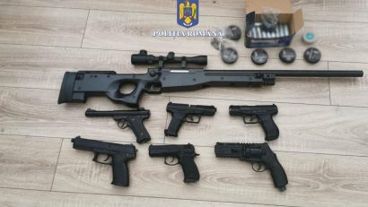 Arsenal de arme, descoperit de polițiști la domiciliul unui bărbat din Lumina