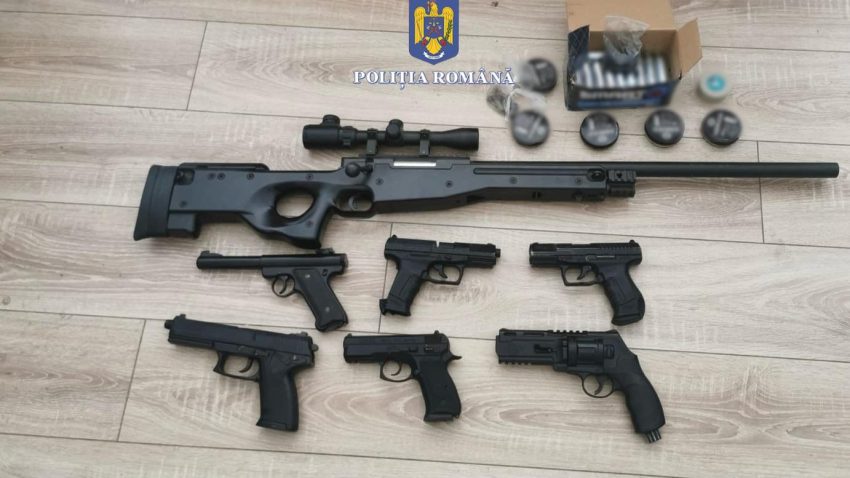 Arsenal de arme, descoperit de polițiști la domiciliul unui bărbat din Lumina