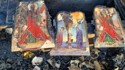 Trei icoane care au supraviețuit parțial incendiului de pe strada Vârful cu Dor, descoperite de pompierii constănțeni. “Astfel de momente ne amintesc de fragilitatea vieții, dar și de puterea simbolurilor”