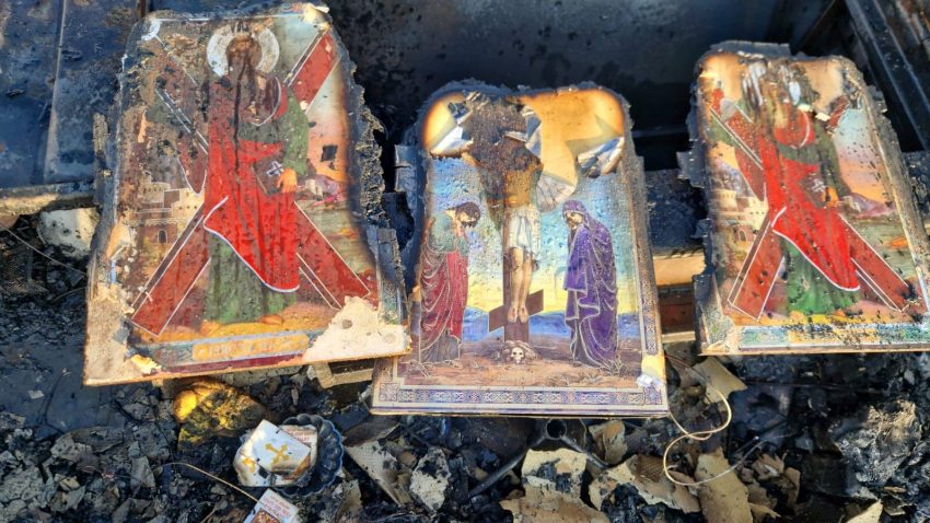 Trei icoane care au supraviețuit parțial incendiului de pe strada Vârful cu Dor, descoperite de pompierii constănțeni. “Astfel de momente ne amintesc de fragilitatea vieții, dar și de puterea simbolurilor”