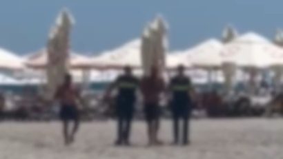 Doi bărbați bănuiți de furt pe plajă, identificați de polițiștii constănțeni. Ar fi sustras un telefon și carduri bancare