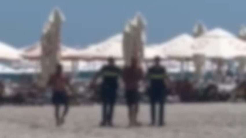 Doi bărbați bănuiți de furt pe plajă, identificați de polițiștii constănțeni. Ar fi sustras un telefon și carduri bancare