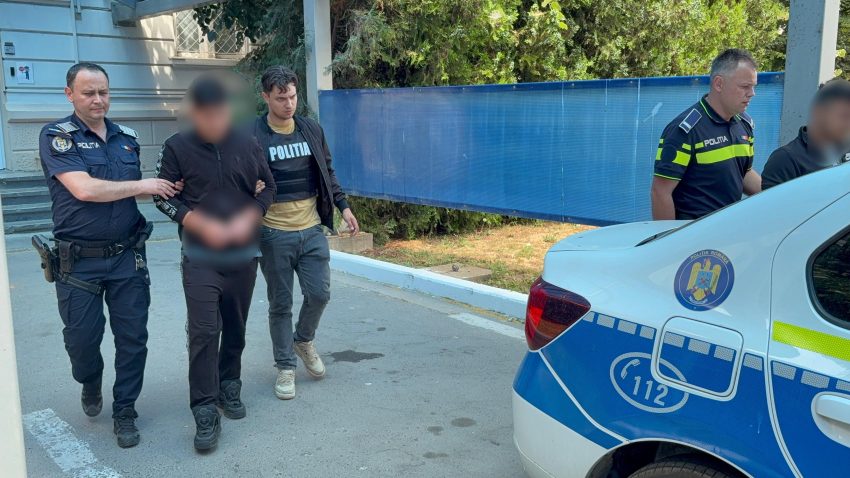 Doi bărbați au fost reținuți de polițiștii constănțeni. Unul este bănuit că ar fi încercat să înjunghie o persoană cu care intraseră în conflict, iar celălat de lovire