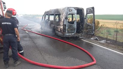 TULCEA: Microbuz care transporta 20 de persoane, distrus de un incendiu