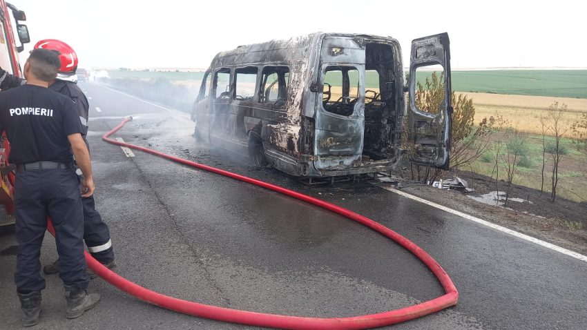 TULCEA: Microbuz care transporta 20 de persoane, distrus de un incendiu
