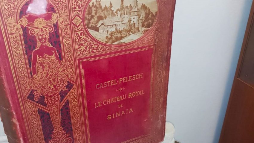 AUDIO | Album vechi de peste 100 de ani despre frumusețea Castelului Peleș din Sinaia, la „Piesa de patrimoniu”