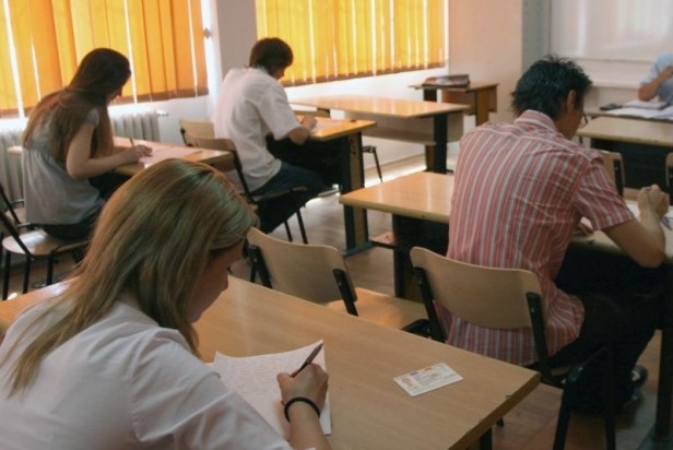 Vacanța de toamnă a trecut, dar pregătirea elevilor de clasa a VIII-a și a XII-a care susțin anul acesta Evaluarea Națională, respectiv examenul de Bacalaureat, abia acum începe