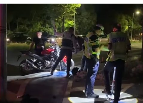 CONSTANȚA: Accident cu 3 răniți grav, după ce un motociclist a lovit un pieton şi ar fi intrat într-un stâlp