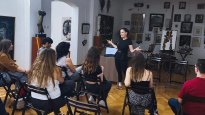 Cum să dansezi în artă cu necunoscutul. Un atelier cultural susținut în premieră, la Constanța, de artistul plastic Danielle Riede, profesor de pictură la Indiana University, SUA