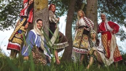 AUDIO | De „Sânziene”, celebrăm Ziua Universală a Iei, eveniment dedicat frumuseții cămășii cu altiță, piesa definitorie a portului tradițional