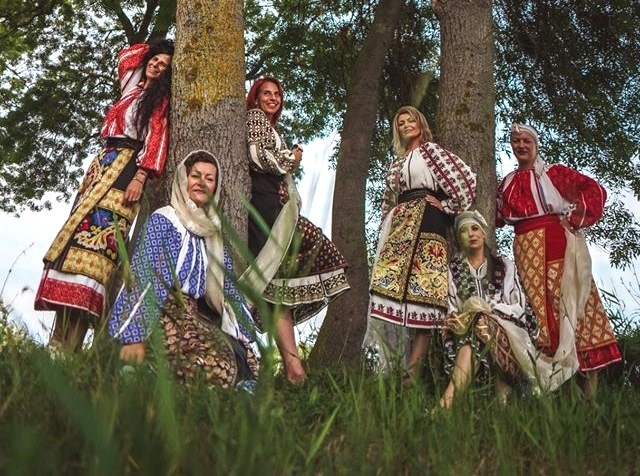AUDIO | De „Sânziene”, celebrăm Ziua Universală a Iei, eveniment dedicat frumuseții cămășii cu altiță, piesa definitorie a portului tradițional
